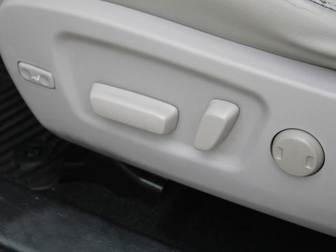 Used 2015 Toyota Highlander XLE image 25