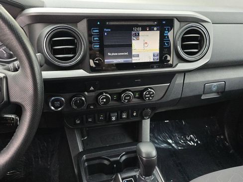 Used 2019 Toyota Tacoma TRD Off-Road w/ Technology Package AWD/4WD image 25