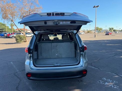 Used 2017 Toyota Highlander LE image 12
