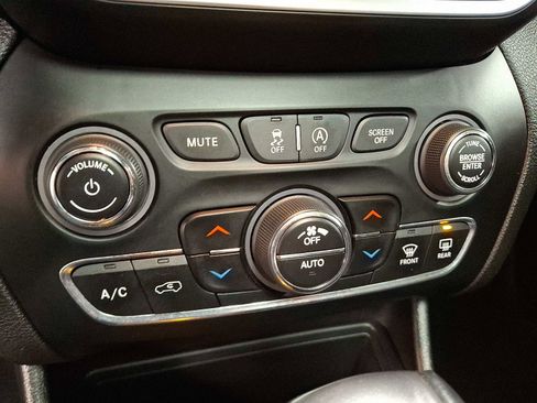 Used 2021 Jeep Cherokee Limited image 16