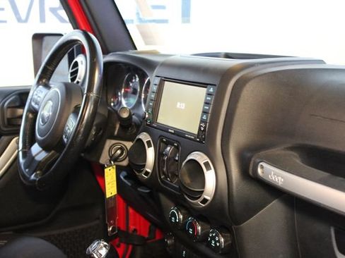 Used 2016 Jeep Wrangler Unlimited Sahara w/ Dual Top Group AWD/4WD image 10