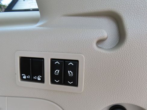 Used 2017 Cadillac Escalade ESV Luxury AWD/4WD image 20