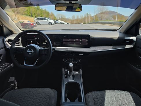 Used 2025 Nissan Kicks SV image 18