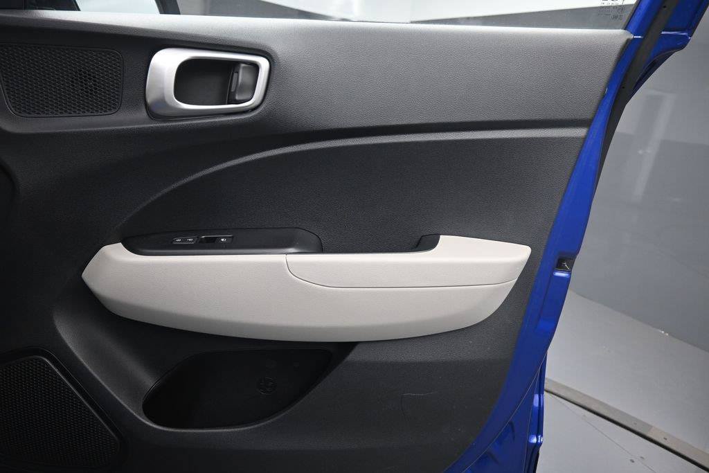 Used 2023 Hyundai Venue SEL FWD image 28