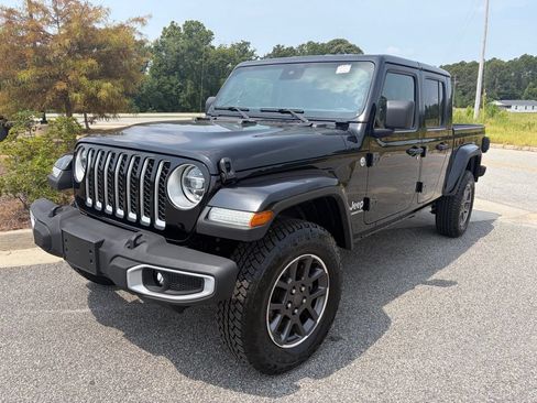 Used 2020 Jeep Gladiator Overland AWD/4WD image 4