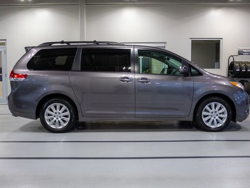 Used 2014 Toyota Sienna XLE w/ XLE Premium Package image 6
