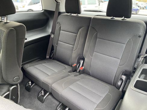 Used 2023 GMC Acadia SLE image 16