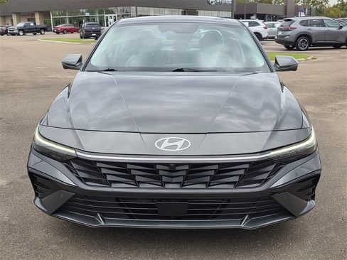 Used 2024 Hyundai Elantra Limited image 2