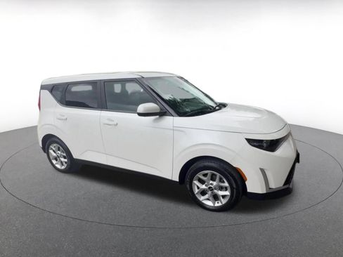 Used 2025 Kia Soul LX w/ LX Technology Package FWD image 2