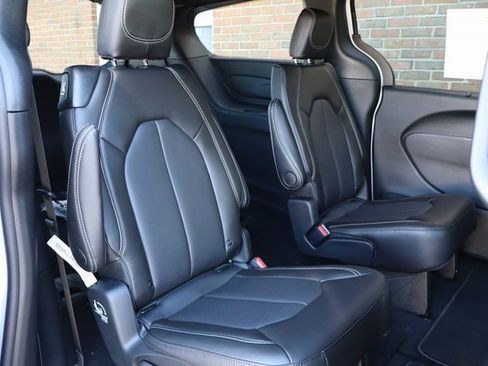New 2026 Chrysler Pacifica Select image 54
