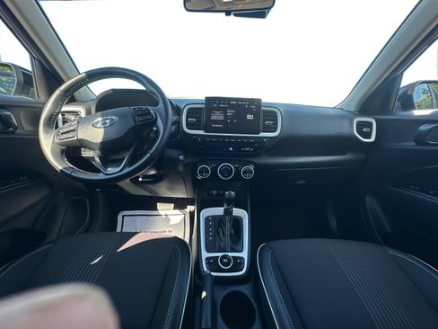 Used 2025 Hyundai Venue Limited FWD image 13