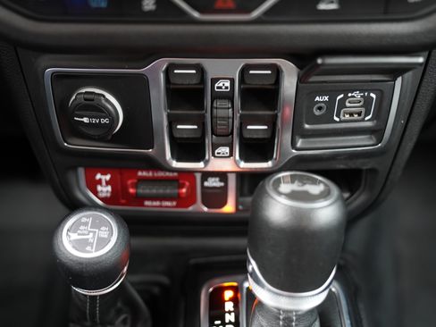 Used 2024 Jeep Wrangler Unlimited AWD/4WD image 27