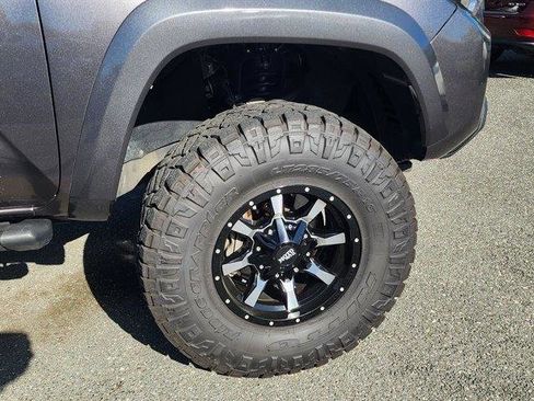 Used 2017 Toyota Tacoma SR5 w/ Tow Package image 7