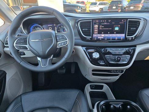 Used 2024 Chrysler Pacifica Touring-L image 10