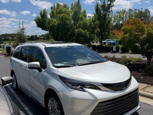 Used 2022 Toyota Sienna Platinum AWD/4WD image 2