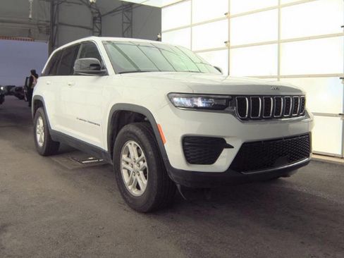 Used 2023 Jeep Grand Cherokee Laredo image 4