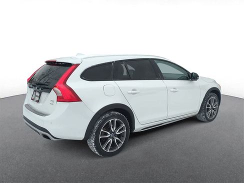 Used 2017 Volvo V60 T5 Cross Country w/ Convenience Package image 8