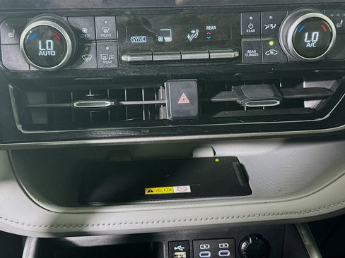 Certified 2024 Toyota Highlander XLE image 23