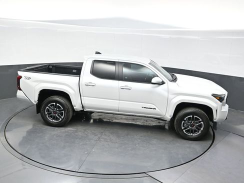 Used 2024 Toyota Tacoma TRD Sport AWD/4WD image 36