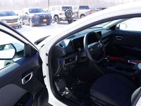 Used 2025 Kia K4 LXS image 14