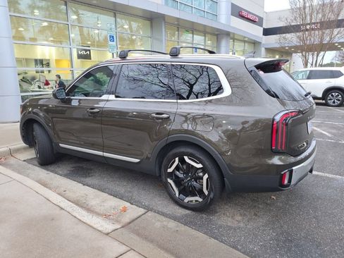 Used 2024 Kia Telluride EX w/ EX Captain's Chair Package image 7