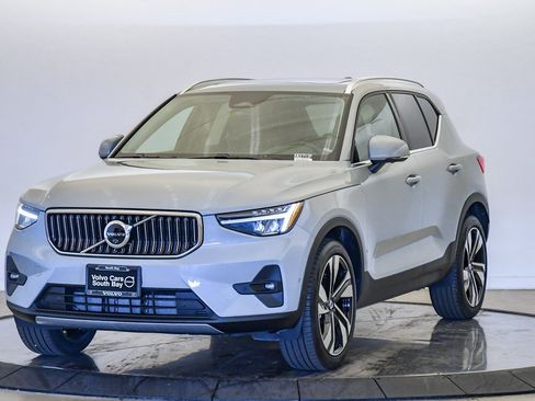 Certified 2025 Volvo XC40 B5 Plus image 1