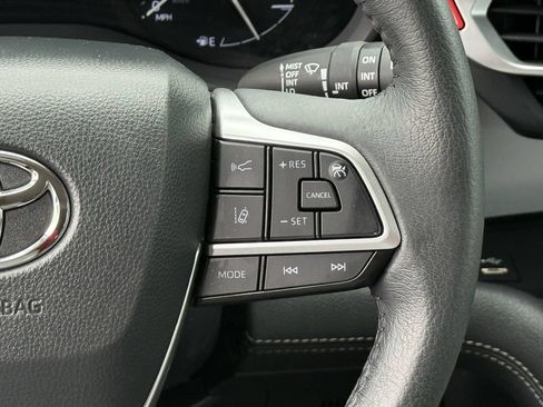 Used 2025 Toyota Sienna XLE w/ XLE Plus Package FWD image 14