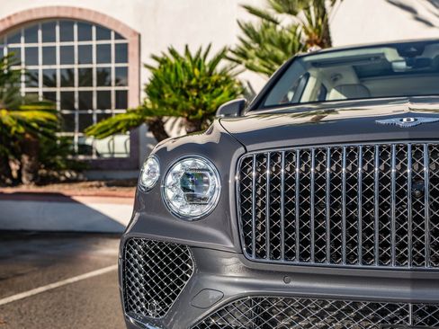 Used 2025 Bentley Bentayga Atelier image 36