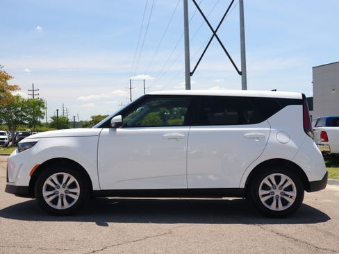 Used 2024 Kia Soul LX FWD image 2