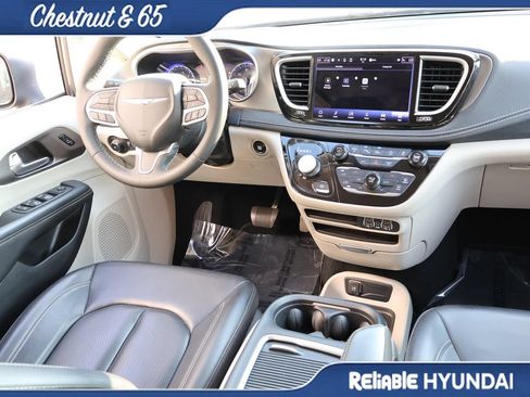 Used 2023 Chrysler Pacifica Touring-L AWD/4WD image 13
