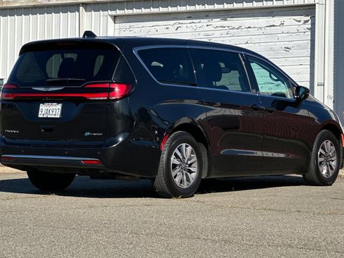 Used 2024 Chrysler Pacifica Limited FWD image 5
