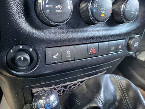 Used 2015 Jeep Wrangler Unlimited Rubicon w/ Connectivity Group image 23