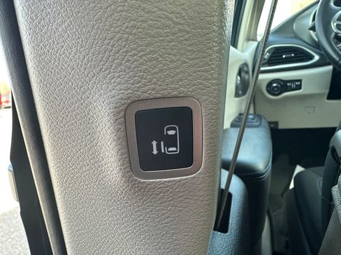 Used 2021 Chrysler Pacifica Touring image 13