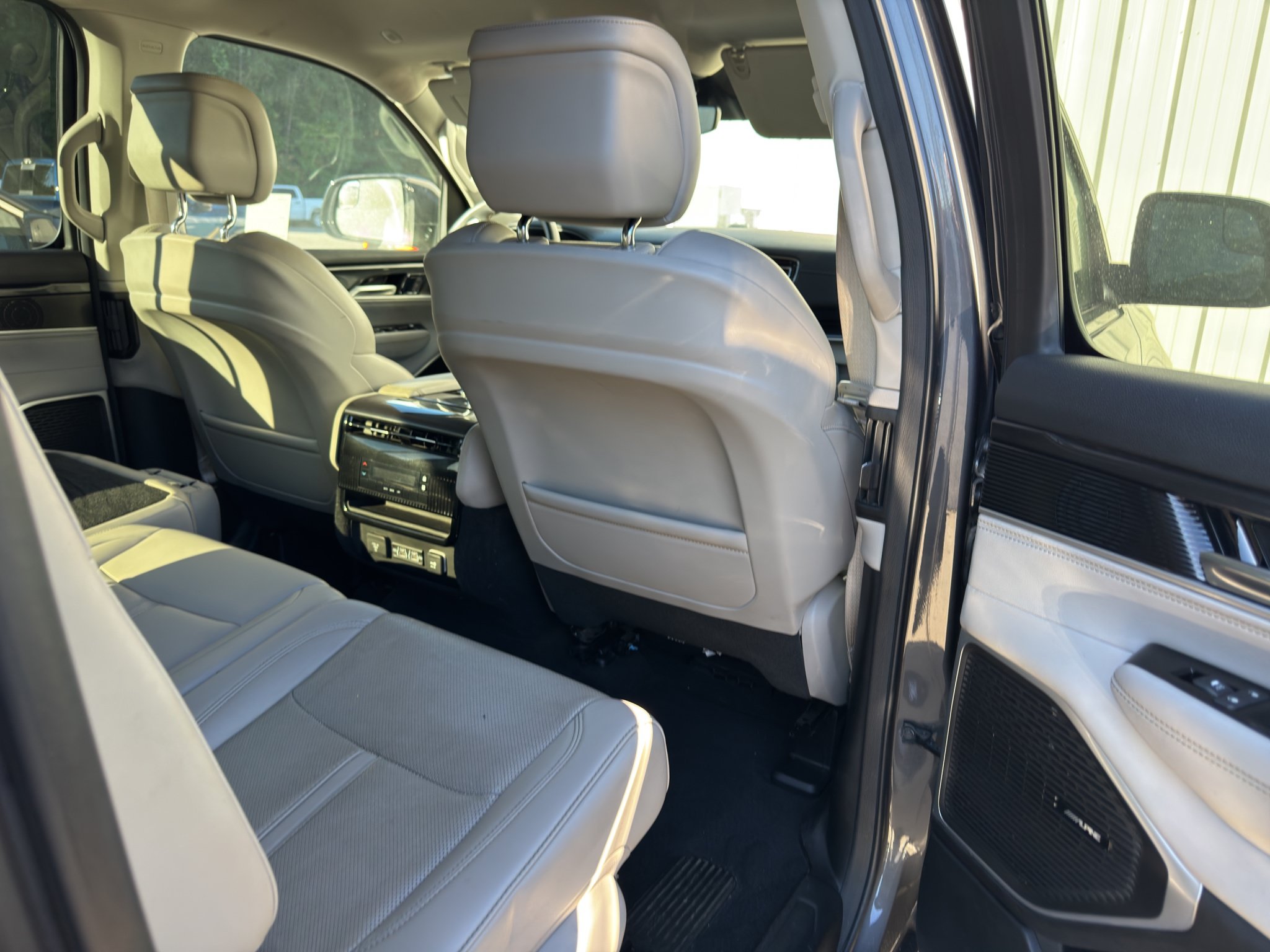 Used 2023 Jeep Wagoneer L 2WD image 12