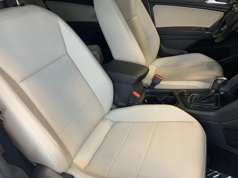 Used 2018 Volkswagen Tiguan SE w/ Panoramic Sunroof Package AWD/4WD image 18