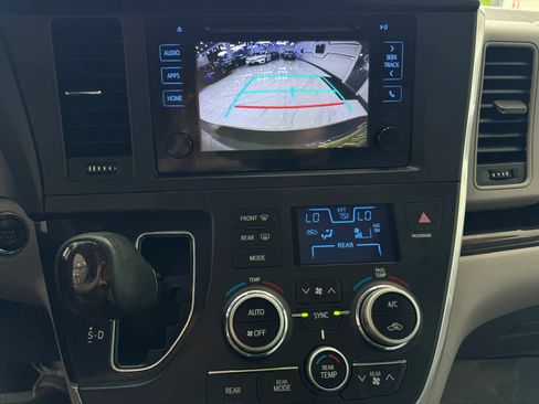 Used 2016 Toyota Sienna XLE FWD image 19