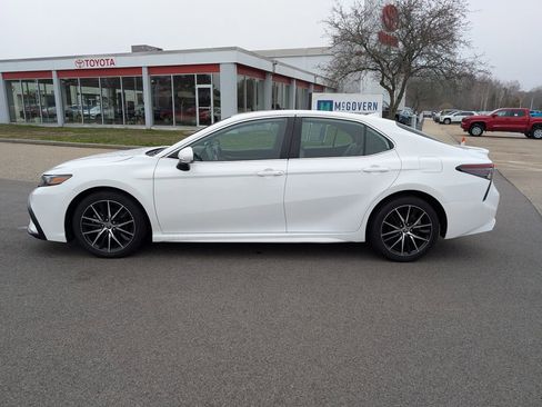 Used 2023 Toyota Camry SE image 2