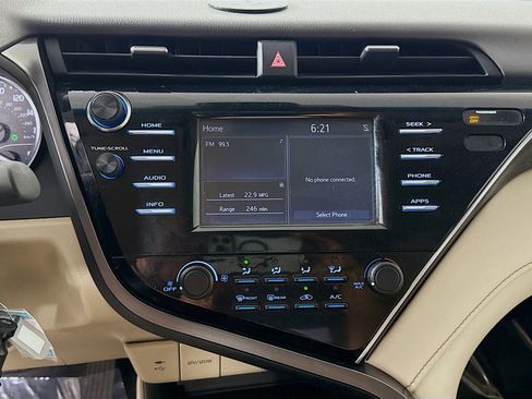 Used 2018 Toyota Camry L image 18