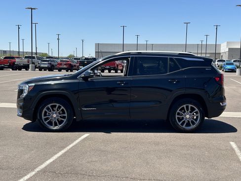 Certified 2024 GMC Terrain SLT AWD/4WD image 2
