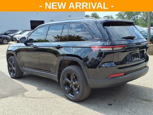 Used 2025 Jeep Grand Cherokee Limited w/ Black Appearance Package AWD/4WD image 5