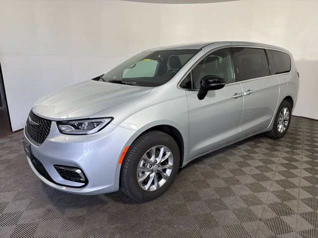 New 2026 Chrysler Pacifica Select AWD/4WD image 3