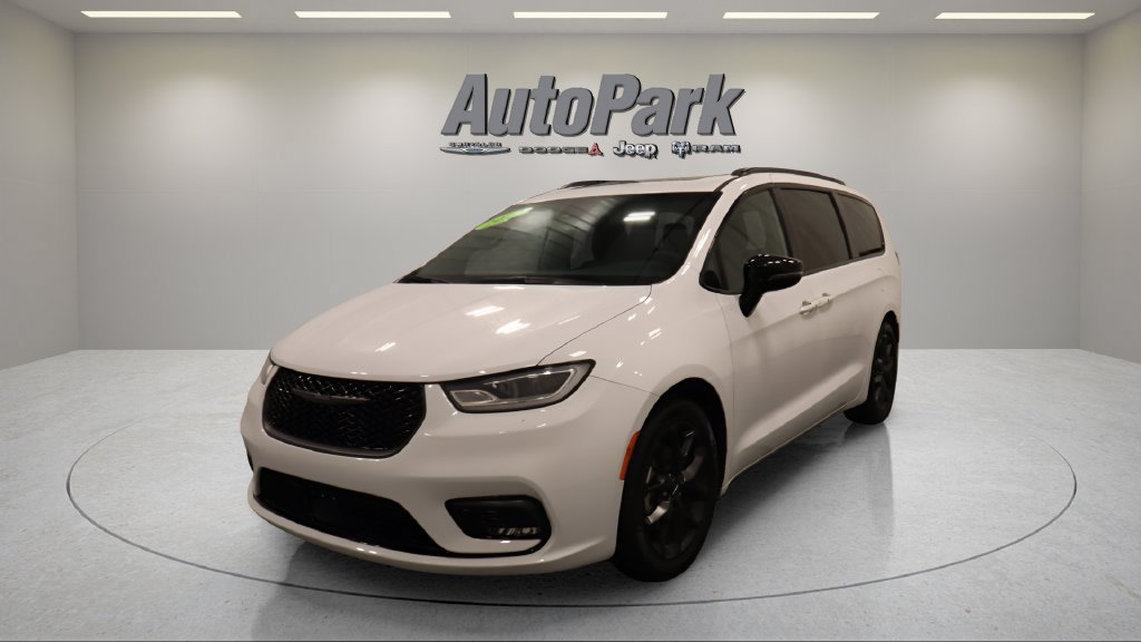 Certified 2025 Chrysler Pacifica Limited FWD image 3