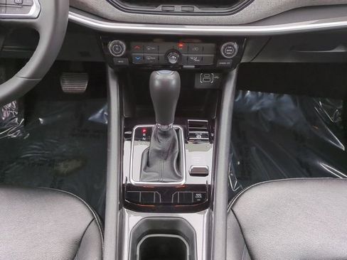Used 2024 Jeep Compass Latitude AWD/4WD image 19