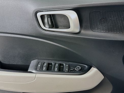 Used 2023 Hyundai Venue SEL image 15