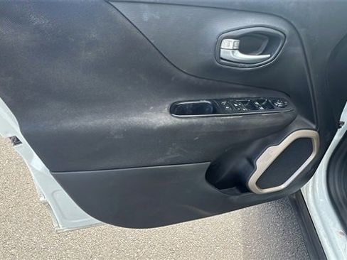 Used 2015 Jeep Renegade Latitude image 11