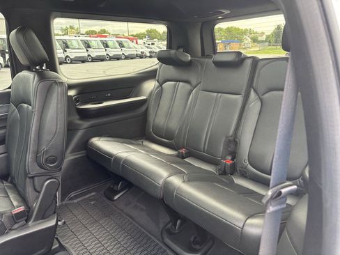 Used 2023 Jeep Wagoneer Series II w/ Convenience Group I AWD/4WD image 11