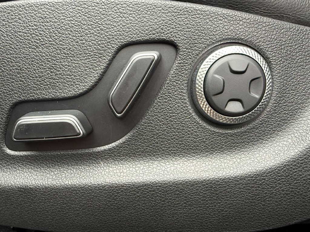 Used 2025 Genesis GV70 2.5T AWD/4WD image 13