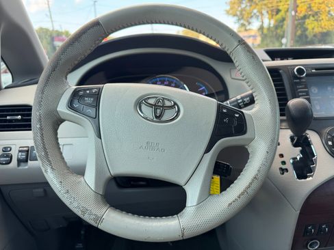 Used 2014 Toyota Sienna XLE image 15