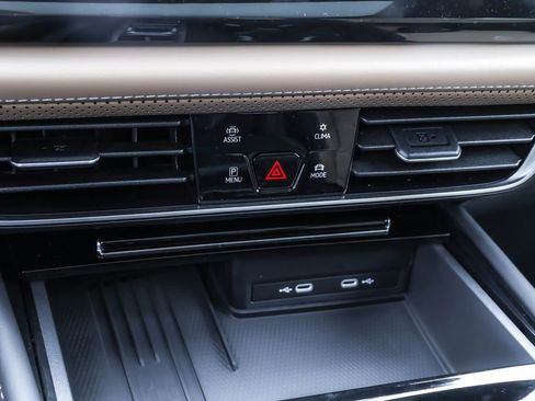 Used 2025 Volkswagen Atlas Cross Sport SE image 24