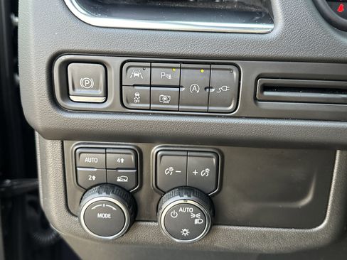 Used 2022 Chevrolet Suburban LT w/ Luxury Package image 25